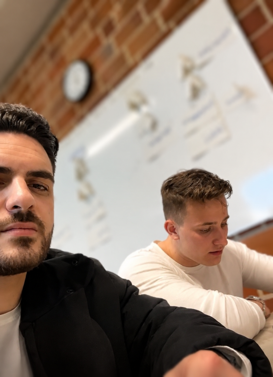 Finn und Noah in ihrer früheren Zeit. Bevor die Transformation von Elysium Forge begann
