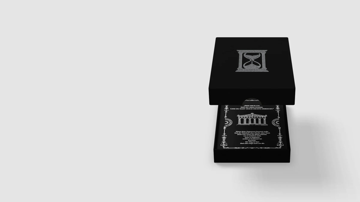 Der Kodex — der Kartenstapel hebt sich aus der Box und fächert sich in 30 schwebende Karten auf