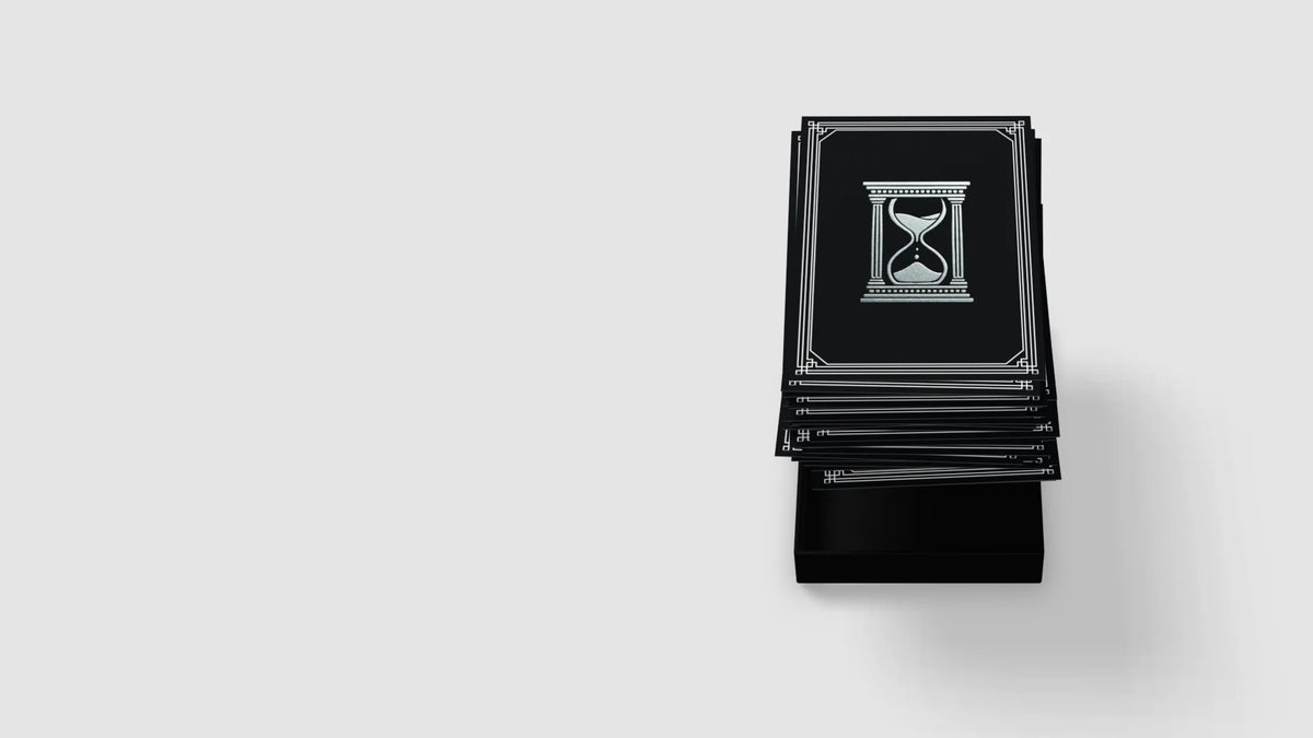 Der Kodex — die Karten sinken zurück in die Box, der Deckel schließt sich